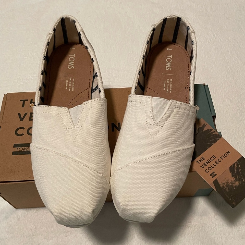 TOMS NWT Sz 8 White